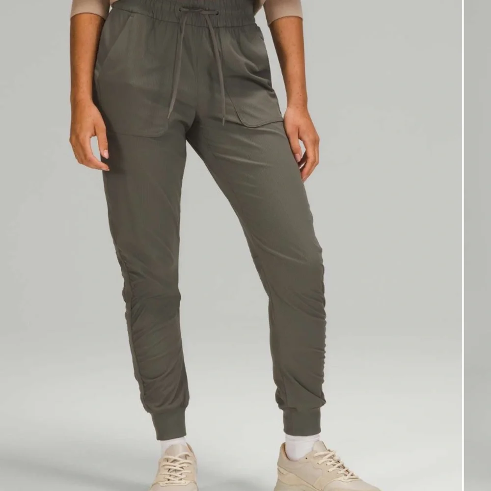 Lululemon Beyond‎ the Studio Jogger in Grey Sage - Picture 5 of 8